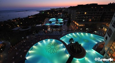 نمایی زیبا از استخر هتل در شب